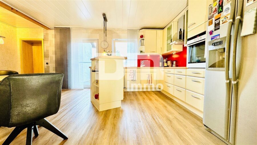 Ein- bis Zweifamilienhaus mit 2 Terrassen, Garage und angelegtem Gartenbereich - OG Wohnküche mit EBK / Zugang Terrasse